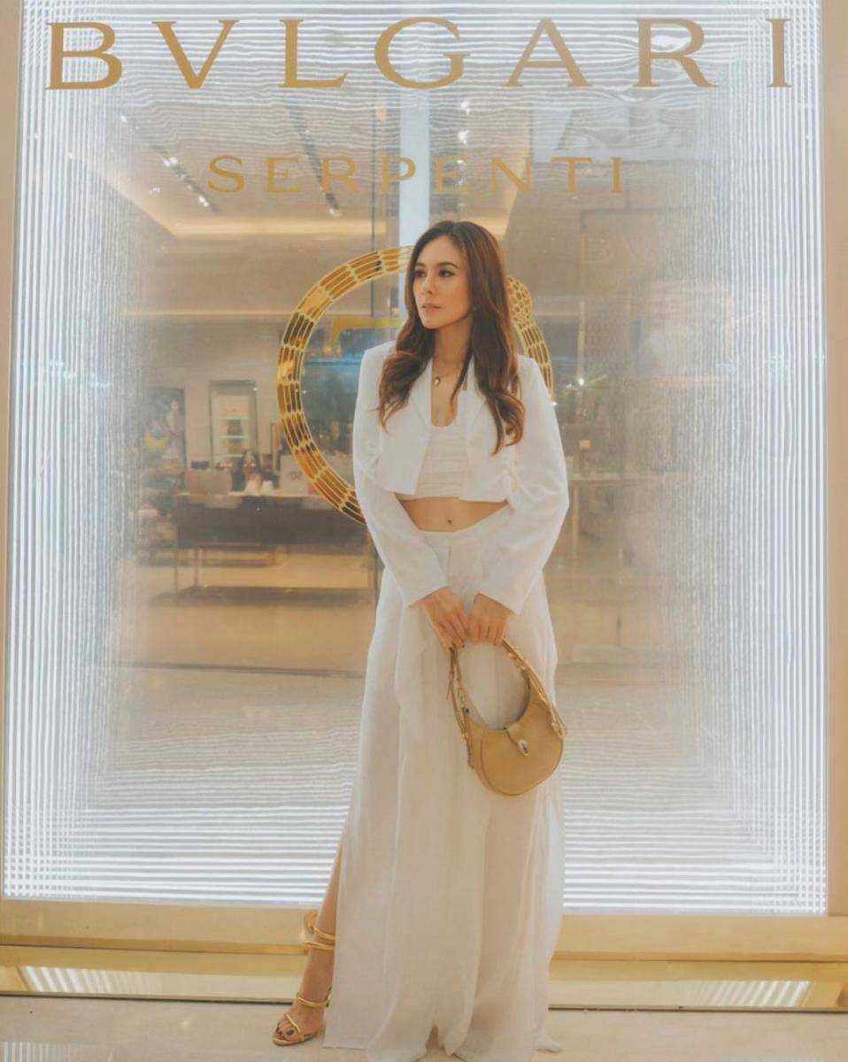 ide gaya semi formal Wulan Guritno (instagram.com/wulanguritno)