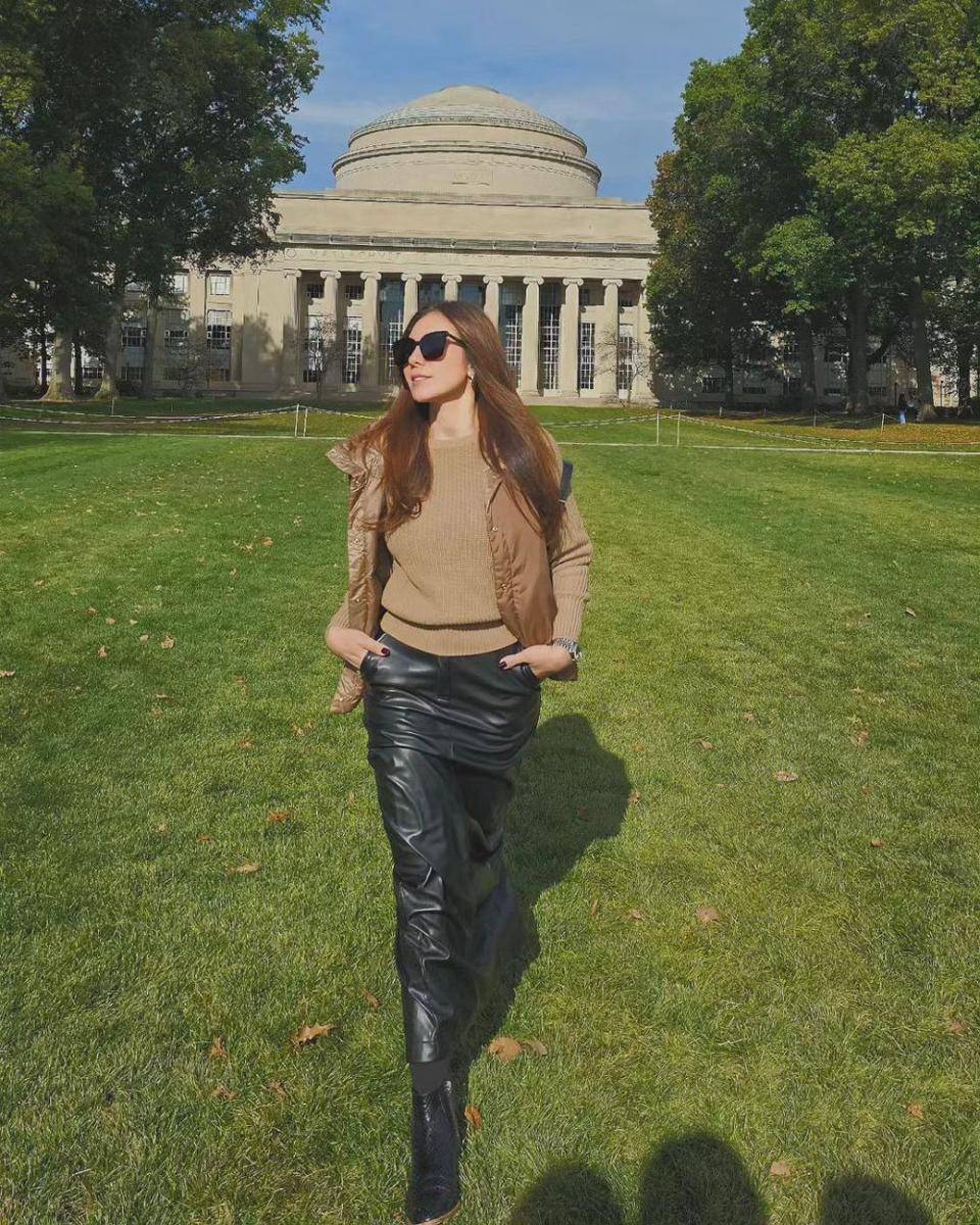 ide gaya semi formal Wulan Guritno (instagram.com/wulanguritno)