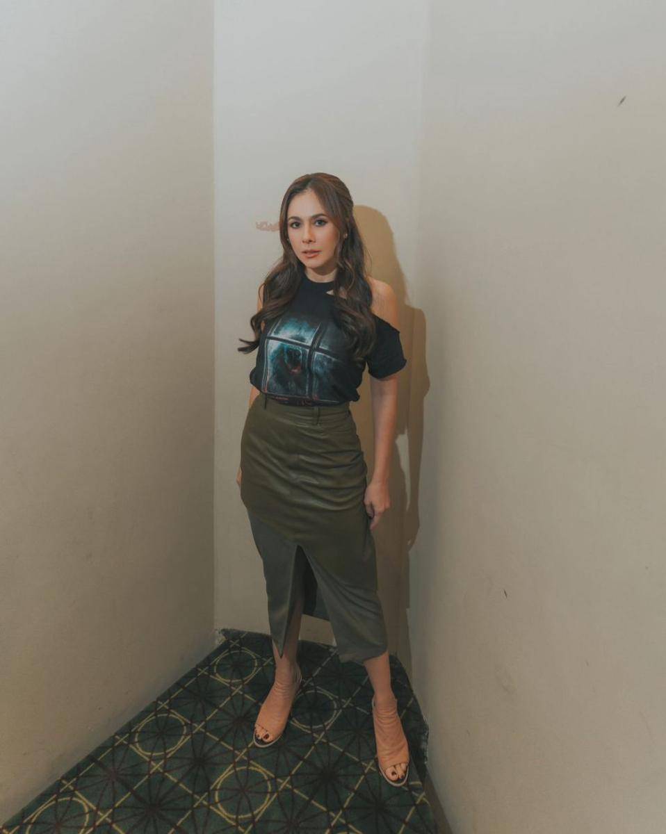 ide gaya semi formal Wulan Guritno (instagram.com/wulanguritno)