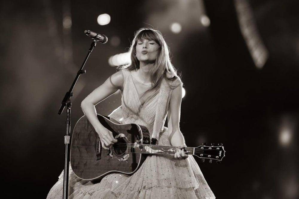 potret Taylor Swift di atas panggung (instagram.com/taylorswift)