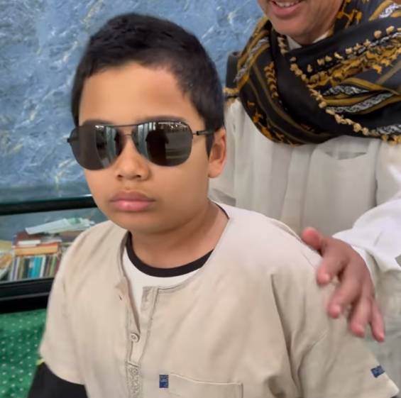 potret Adam ketiduran di masjid setelah salat subuh berjamaah (instagram.com/teukuwisnu)
