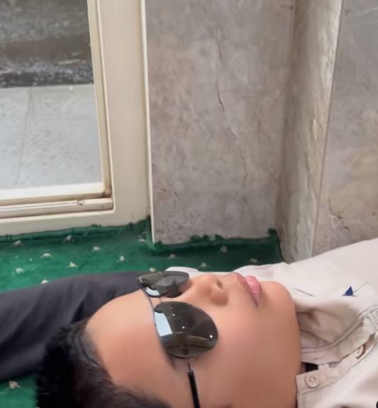 potret Adam ketiduran di masjid setelah salat subuh berjamaah (instagram.com/teukuwisnu)