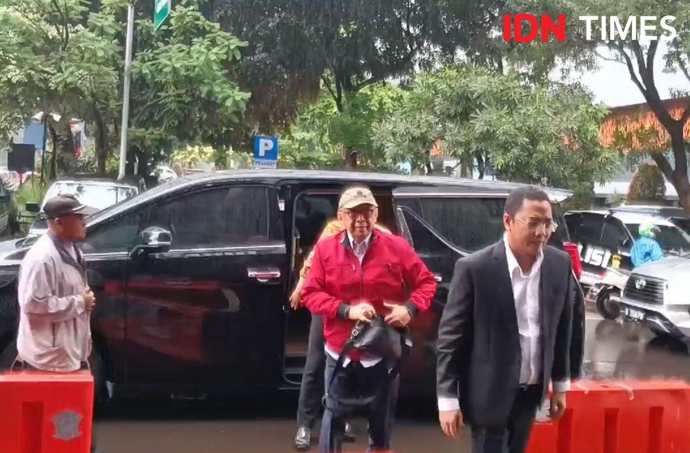 Rektor Nonaktif UP Tiba di Polda Metro, Bantah Lakukan Pelecehan Seks