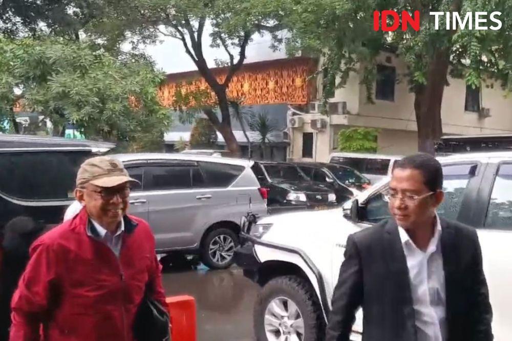 Rektor Nonaktif Universitas Pancasila Tersenyum Saat Tiba di Polda