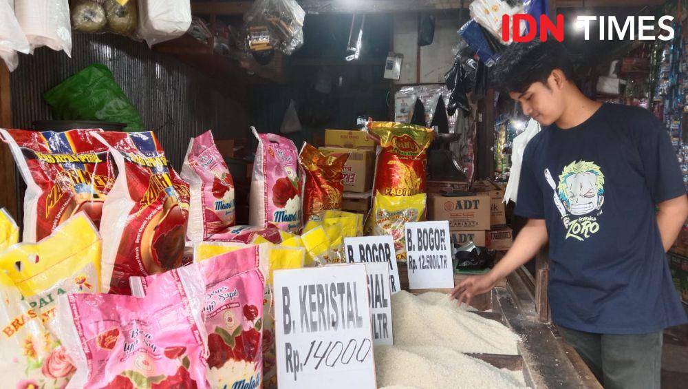 Harga beras di Pasar Panakkukang Makassar, Sulawesi Selatan, Kamis (29/2/2024). IDN Times/Ashrawi Muin