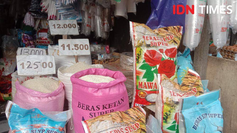 Harga beras di Pasar Panakkukang Makassar, Sulawesi Selatan, Kamis (29/2/2024). IDN Times/Ashrawi Muin