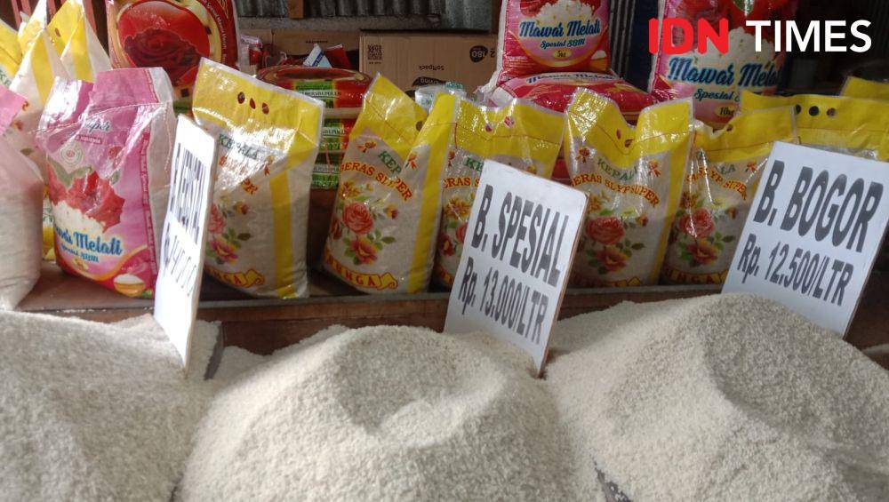 Harga beras di Pasar Panakkukang Makassar, Sulawesi Selatan, Kamis (29/2/2024). IDN Times/Ashrawi Muin