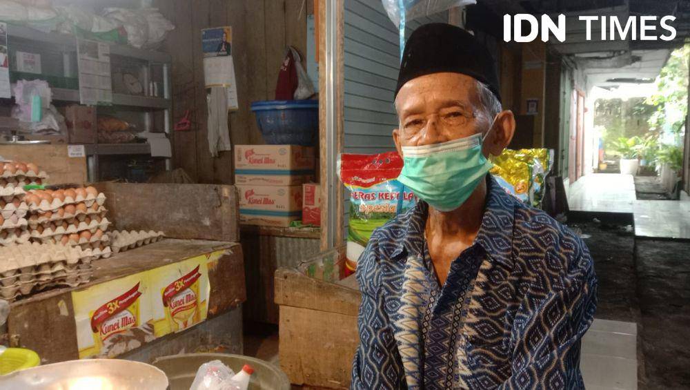Pedagang beras di Pasar Toddopuli Makassar, Sulawesi Selatan, Kamis (29/2/2024). IDN Times/Ashrawi Muin
