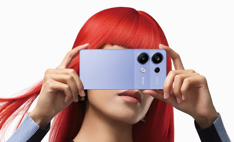 Seseorang memegang Xiaomi Redmi Note 13 Pro 4G warna lavender purple. (mi.co.id)