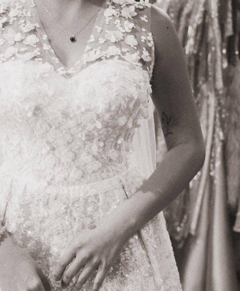 potret Awkarin fitting baju pengantin (Instagram.com/narinkovilda)