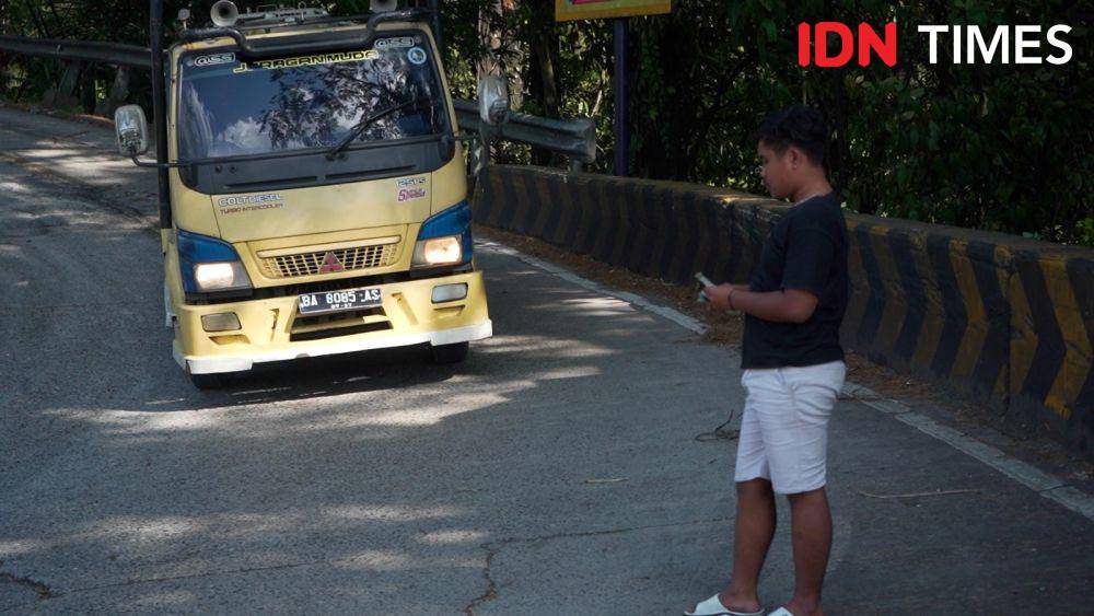 Jaya, pemuda yang meraup rezeki di Sitinjau Lauik (IDN Times/Athif Aiman)