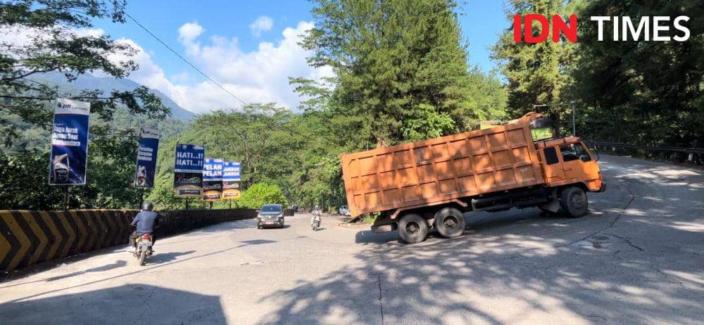 Potret truk melintasi Sitinjau Lauik di Sumatra Barat