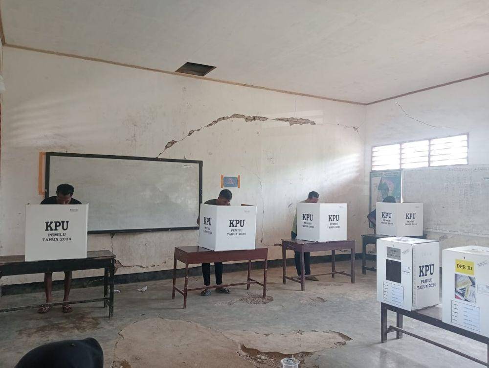 Warga saat mencoblos ulang di TPS 14 (IDN Times/Ruhaili)
