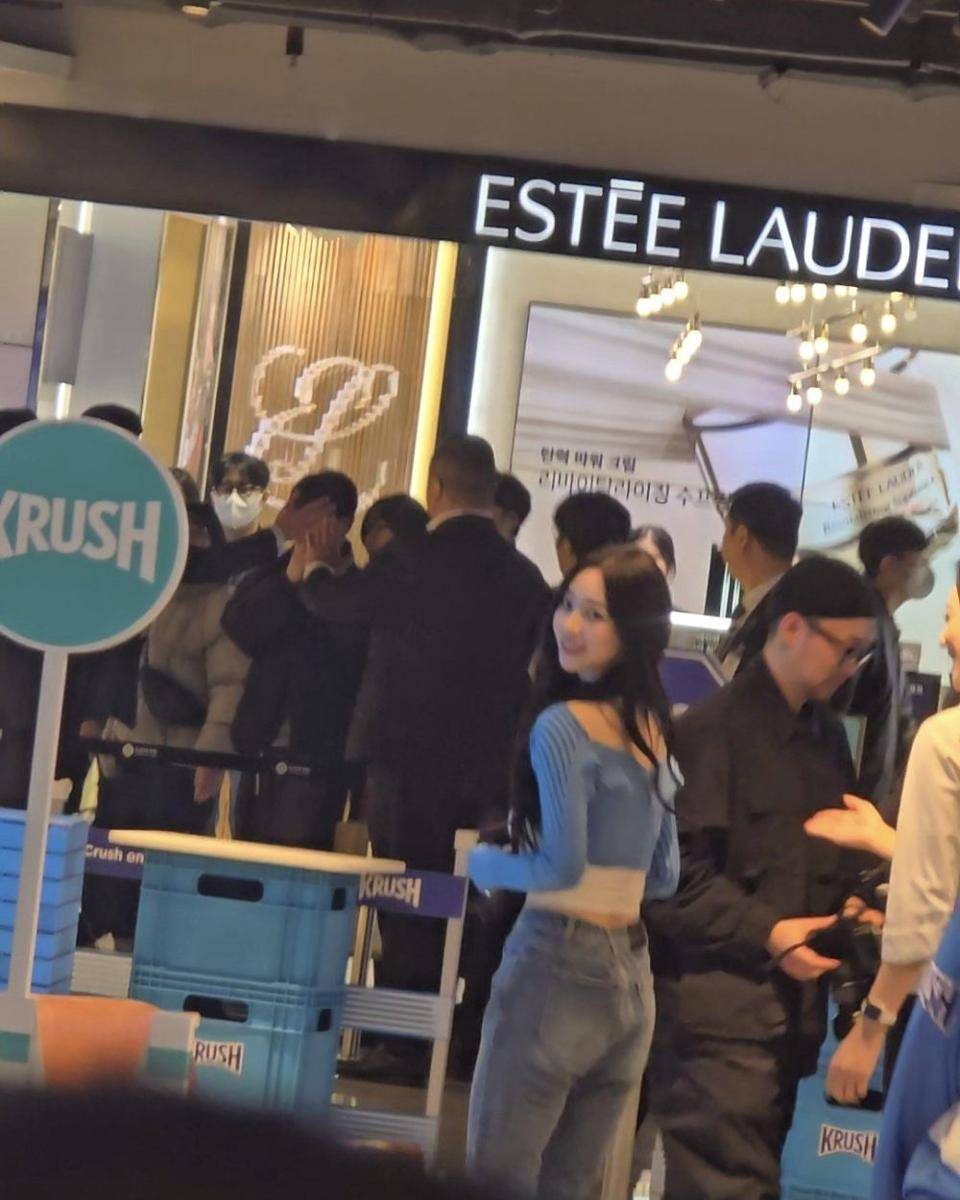 potret Karina aespa di Pop Up Store Krush (twitter.com/Tlduselliana_04)