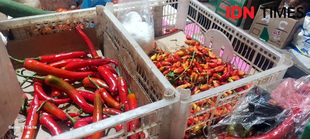 Cabai yang dijual di warung sembako Tabanan (IDNTimes/Wira Sanjiwani)