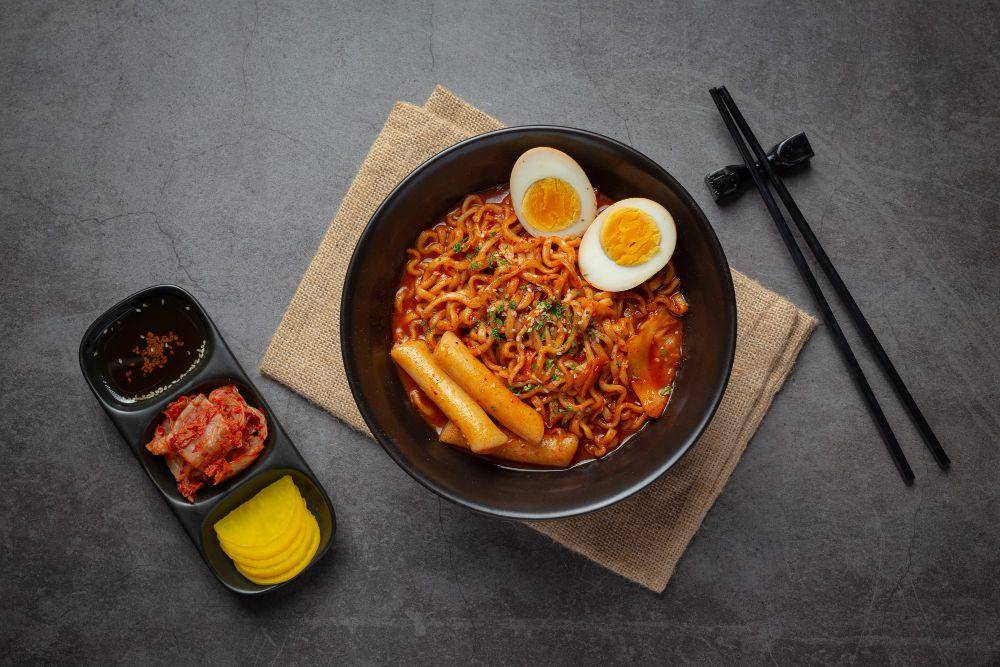 ilustrasi ramyeon (freepik.com/jcomp)
