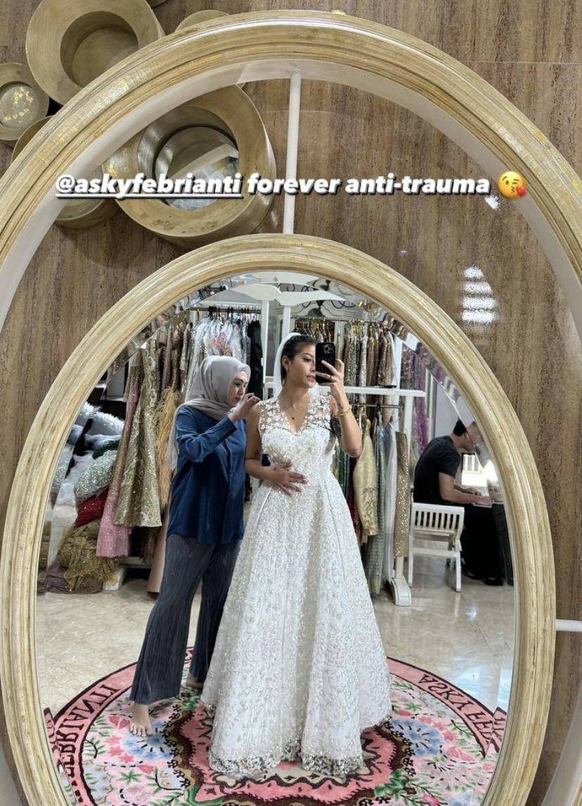 potret Awkarin fitting baju pengantin (Instagram.com/narinkovilda)