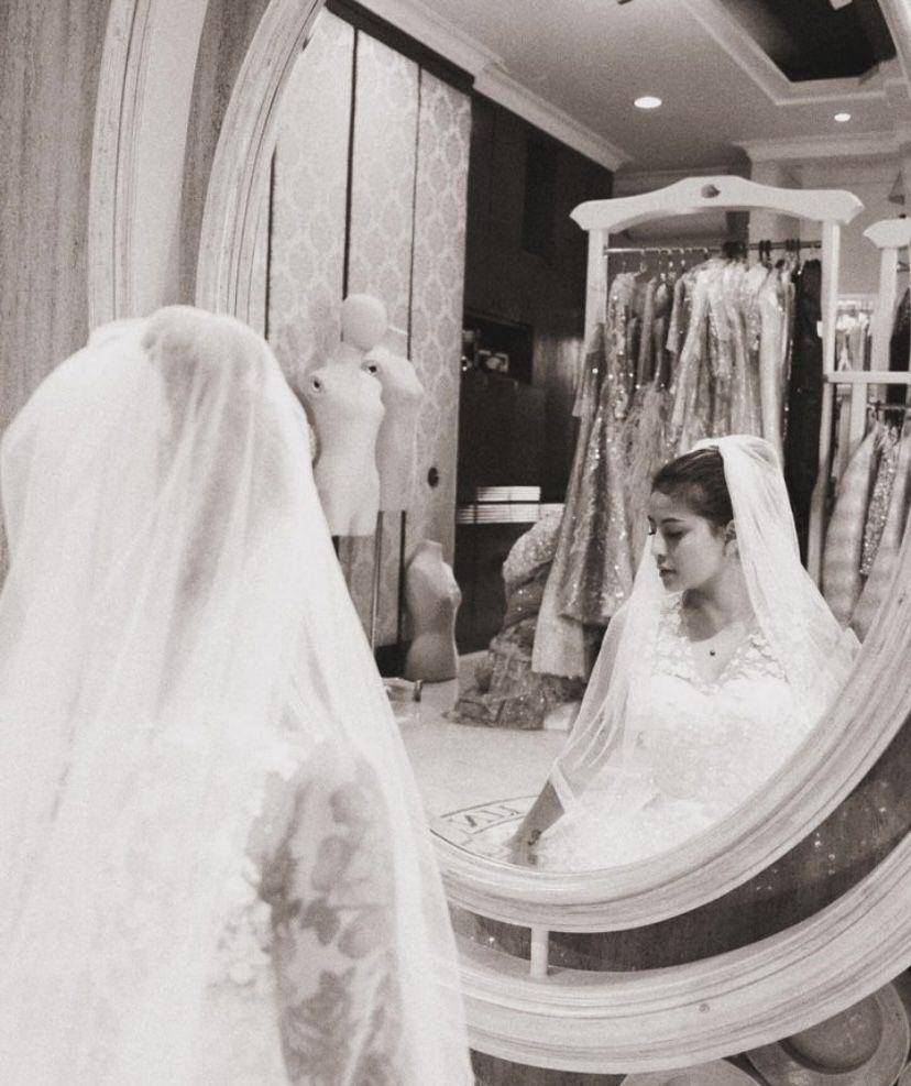potret Awkarin fitting baju pengantin (Instagram.com/narinkovilda)