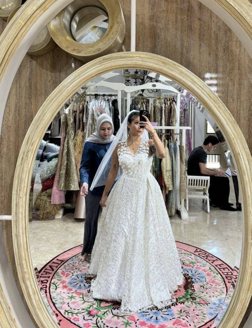 potret Awkarin fitting baju pengantin (Instagram.com/narinkovilda)