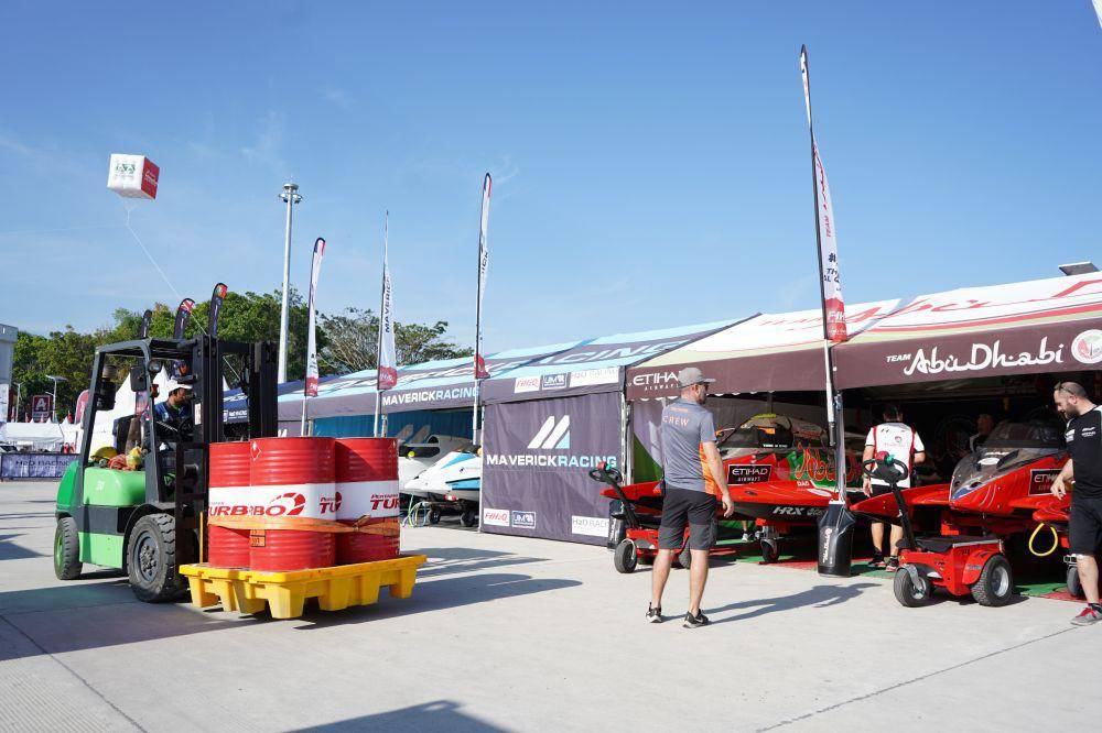 Pertamina melalui Pertamina Patra Niaga mendukung penuh kebutuhan energi untuk pelaksanaan Pertamina Grand Prix of Indonesia Kejuaraan Dunia Perahu Motor Formula 1 (F1H2O) yang diselenggarakan di salah satu destinasi terindah di Indonesia, yakni Danau Toba pada 2-3 Maret 2024. (Dok. Pertamina)