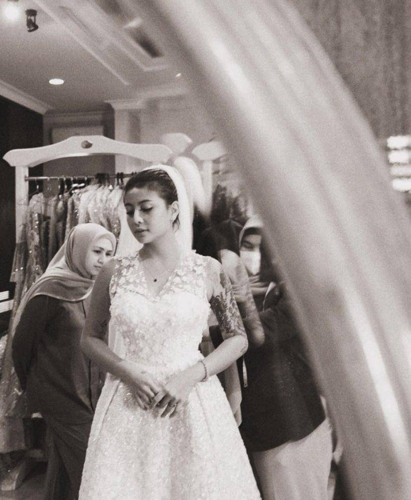 potret Awkarin fitting baju pengantin (Instagram.com/narinkovilda)