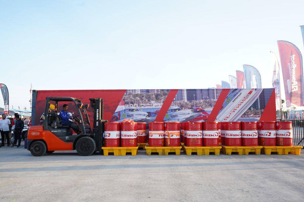 Pertamina melalui Pertamina Patra Niaga mendukung penuh kebutuhan energi untuk pelaksanaan Pertamina Grand Prix of Indonesia Kejuaraan Dunia Perahu Motor Formula 1 (F1H2O) yang diselenggarakan di salah satu destinasi terindah di Indonesia, yakni Danau Toba pada 2-3 Maret 2024. (Dok. Pertamina)