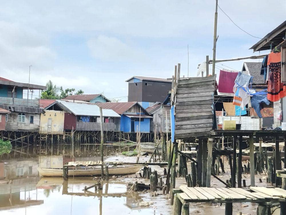 Jamban yang masih digunakan warga bantaran sungai di Banjarmasin.