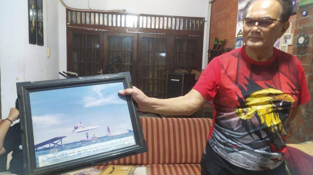 Anak kandung sekaligus ahli waris Andi Mattalatta, Andi Ilhamsyah Mattalatta, saat diwawancarai pada 23 September 2022. (IDN Times/Asrhawi Muin)