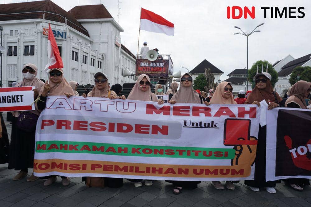 Aksi Petisi Jogja Menggugat di Titik Nol Kilometer Yogyakarta, Jumat (1/3/2024). (IDN Times/Herlambang Jati Kusumo)