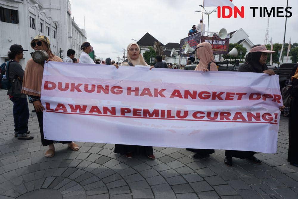 Aksi Petisi Jogja Menggugat di Titik Nol Kilometer Yogyakarta, Jumat (1/3/2024). (IDN Times/Herlambang Jati Kusumo)