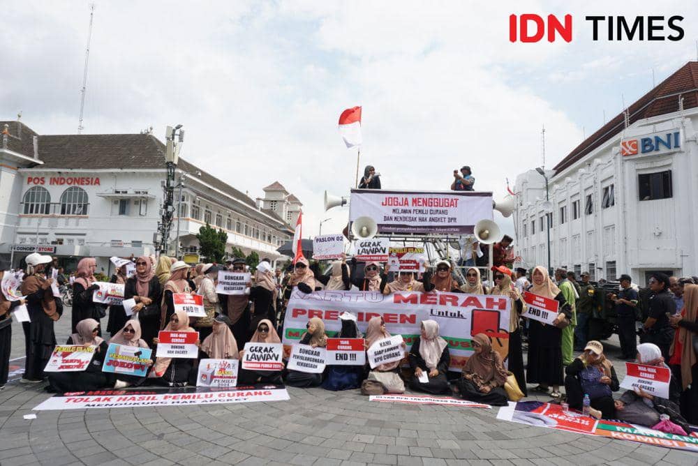 Aksi Petisi Jogja Menggugat di Titik Nol Kilometer Yogyakarta, Jumat (1/3/2024). (IDN Times/Herlambang Jati Kusumo)