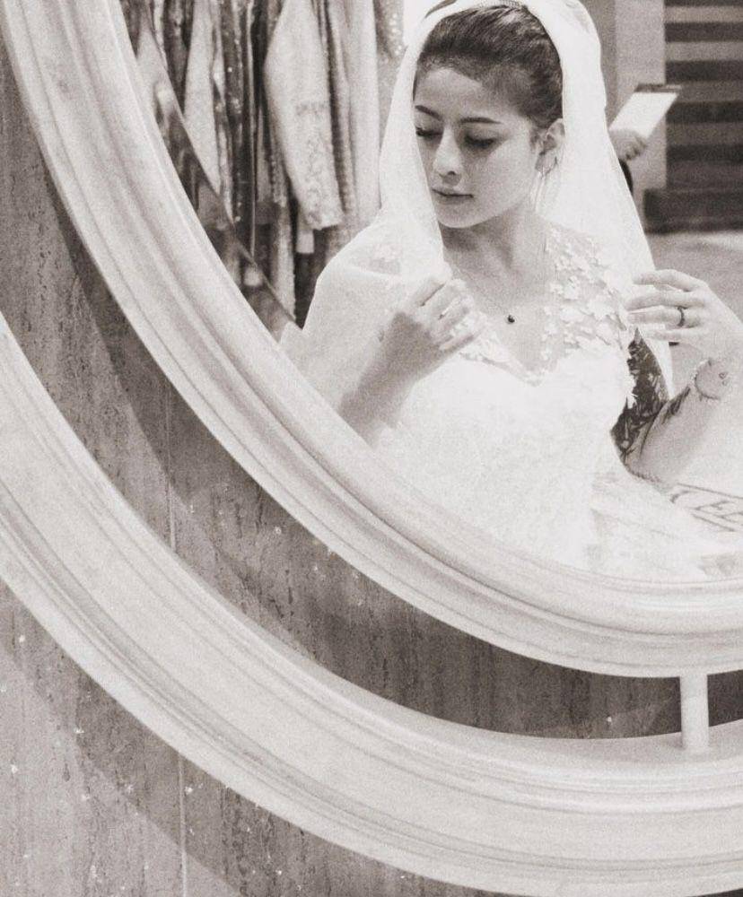 potret Awkarin fitting baju pengantin (Instagram.com/narinkovilda)
