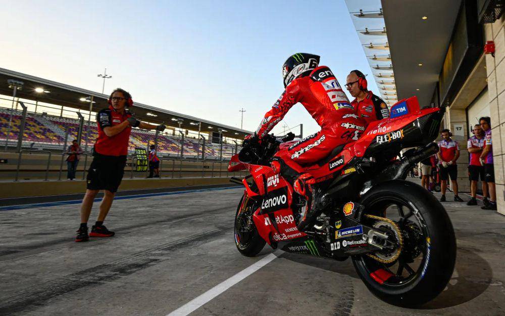 Francesco Bagnaia saat menjalani tes pramusim MotoGP 2024 di Lusail, Qatar. (motogp.com)