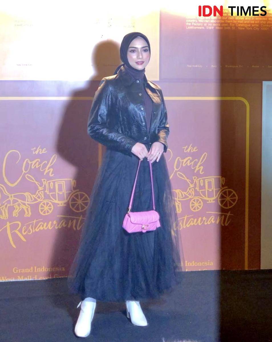 para artis yang datang di pembukaan The Coach Restaurant pada Jumat (1/3/2024) (Dok. IDN Times/Elizabeth Chiquita)