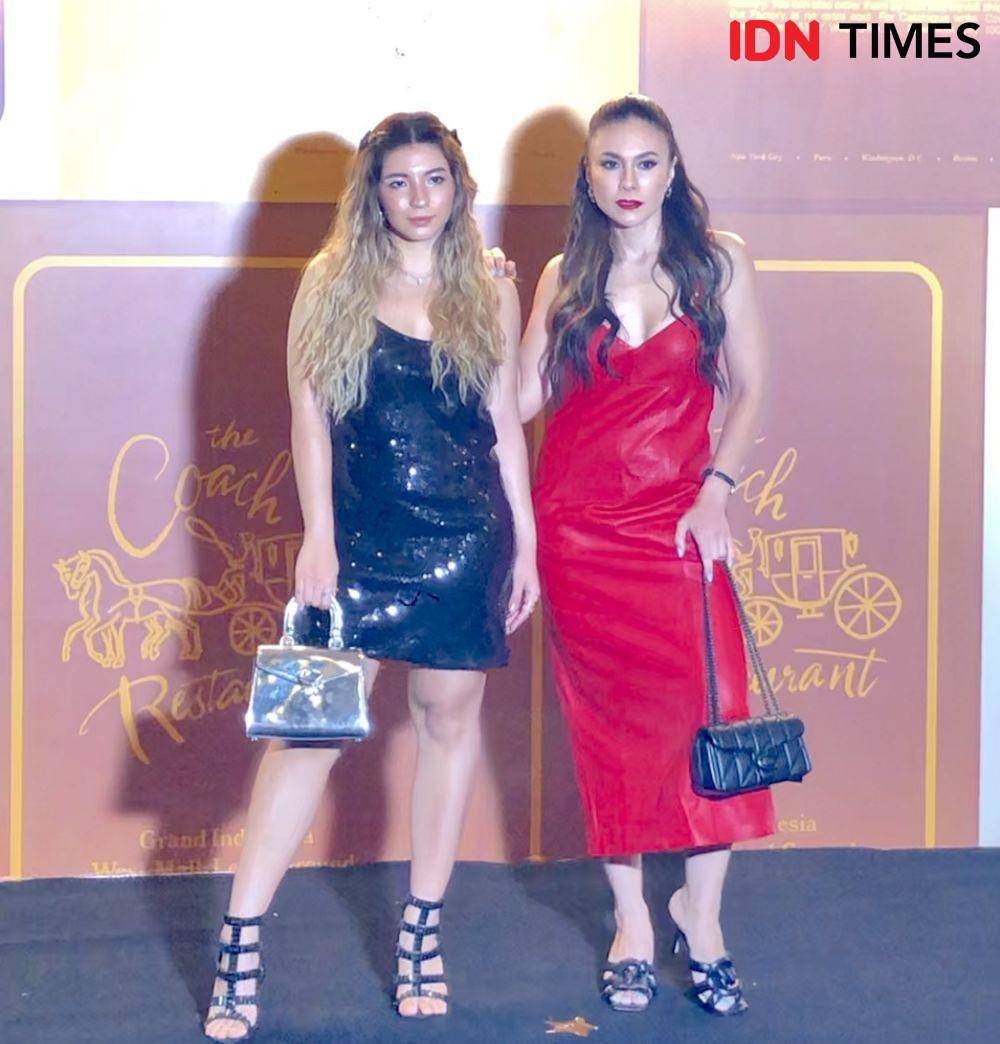 para artis yang datang di pembukaan The Coach Restaurant pada Jumat (1/3/2024) (Dok. IDN Times/Elizabeth Chiquita)