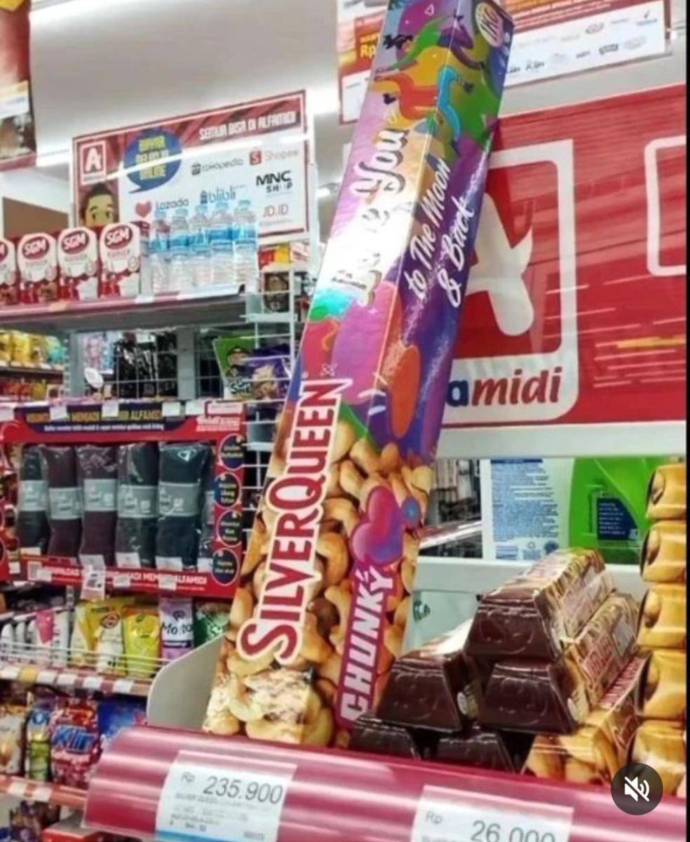 momen kejadian unik di depan kasir minimarket (instagram.com/justcallme_wa9)