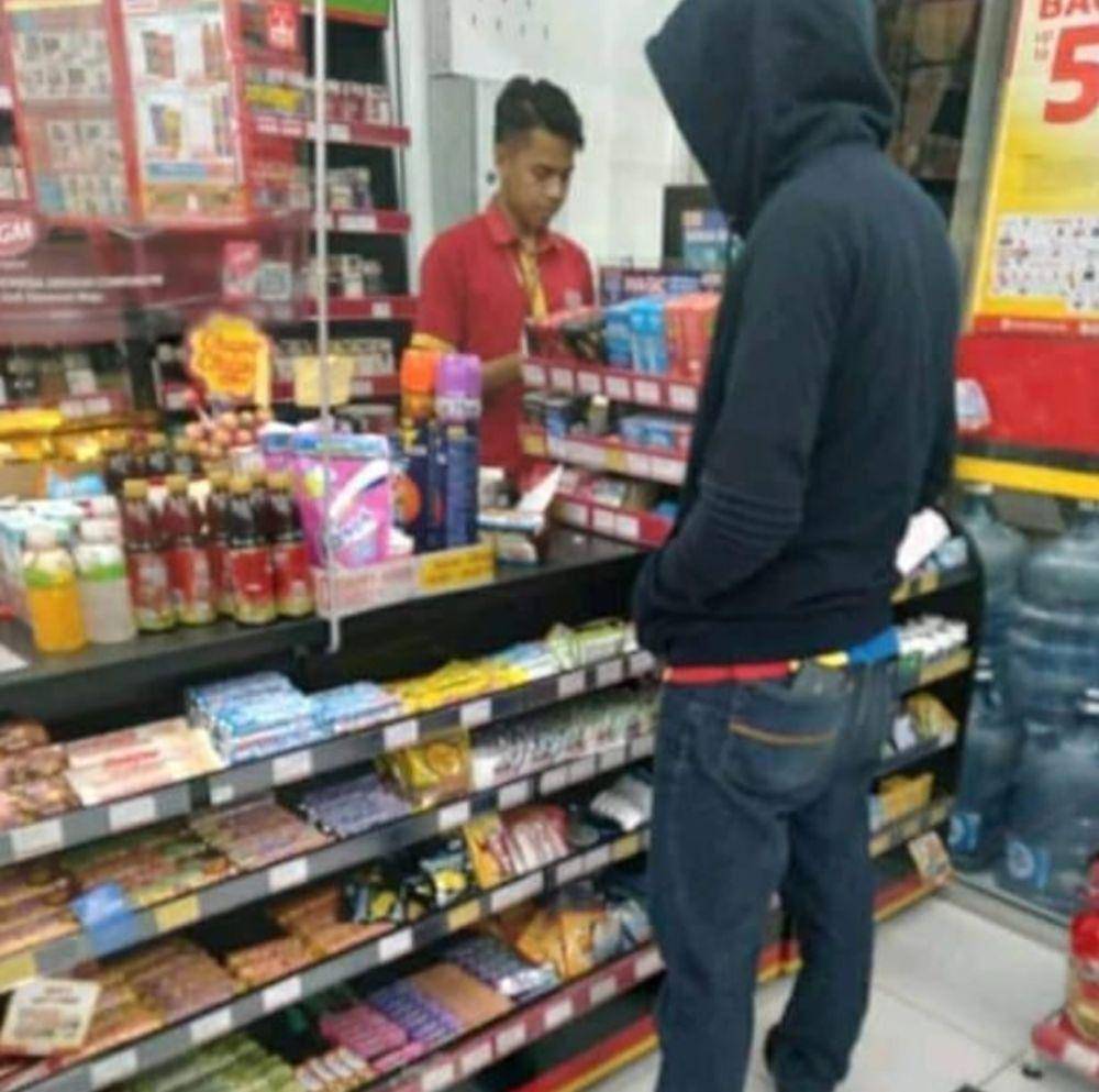 momen kejadian unik di depan kasir minimarket (instagram.com/minta_diketawain)