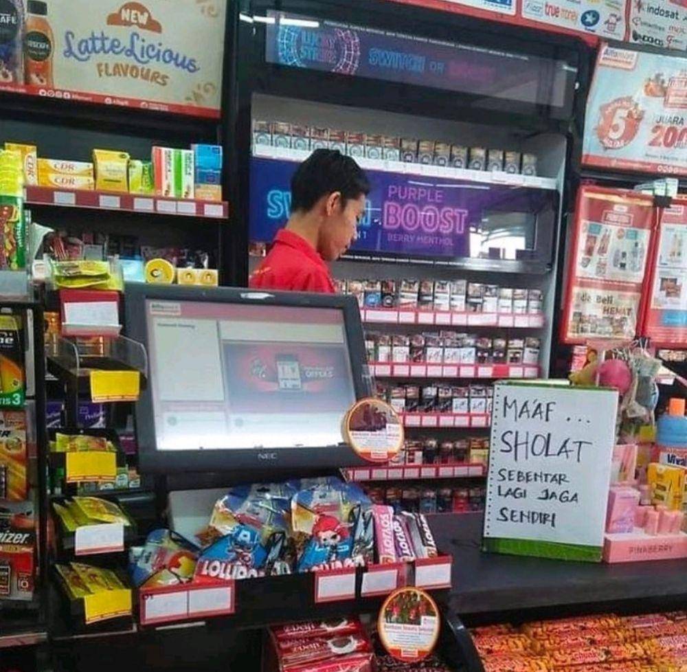 momen kejadian unik di depan kasir minimarket (instagram.com/moodhalw)