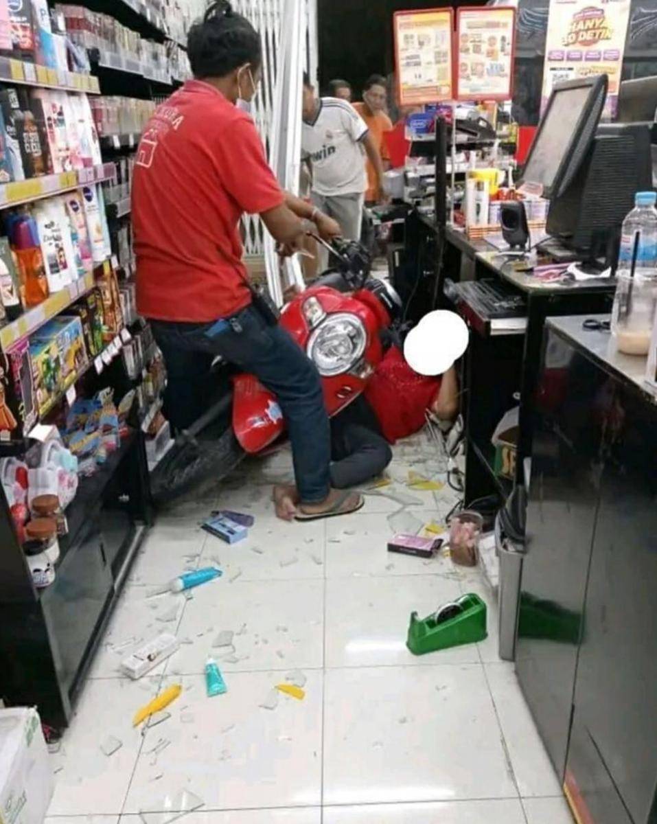 momen kejadian unik di depan kasir minimarket (instagram.com/versijawa)