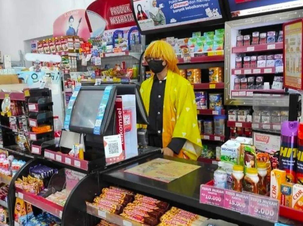 8 Momen Kejadian Unik di Depan Kasir Minimarket, Ada Wibu!