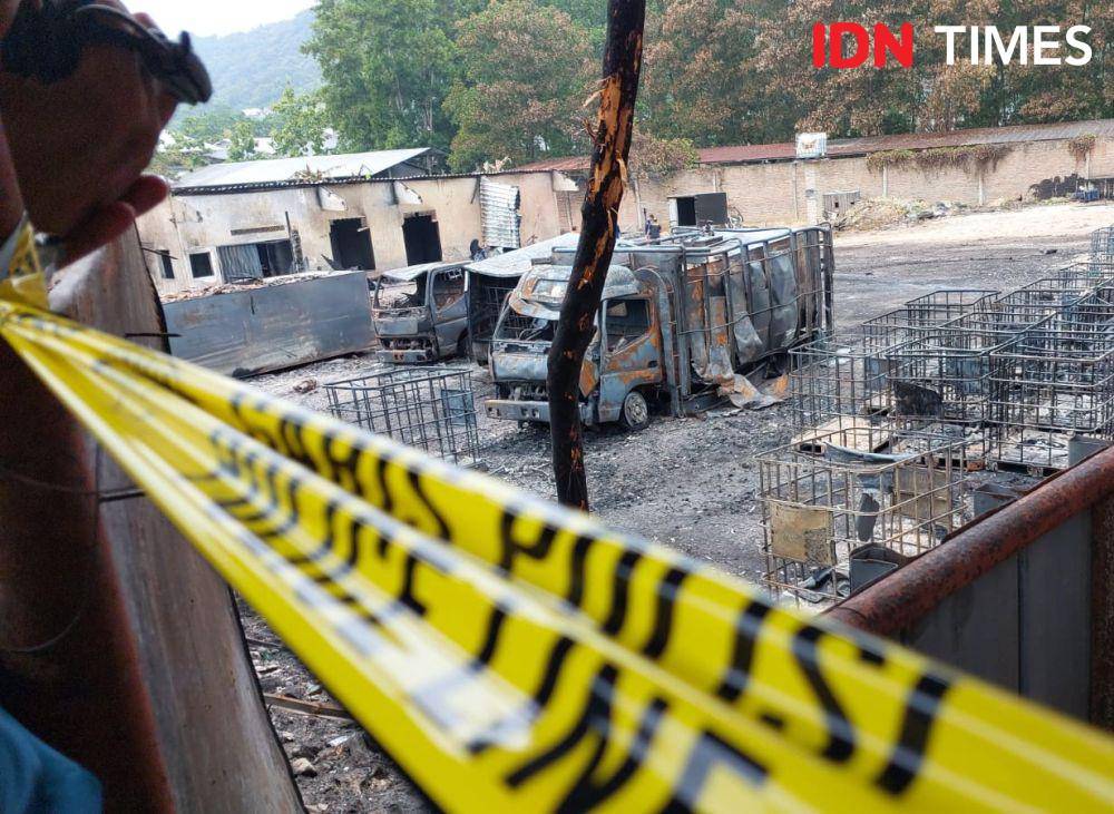 Puslabfor Polda Lampung olah TKP gudang menjadi tempat penimbunan BBM di Bandar Lampung. (IDN Times/Tama Yudha Wiguna).