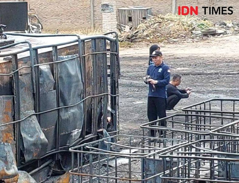 Puslabfor Polda Lampung olah TKP gudang menjadi tempat penimbunan BBM di Bandar Lampung. (IDN Times/Tama Yudha Wiguna).