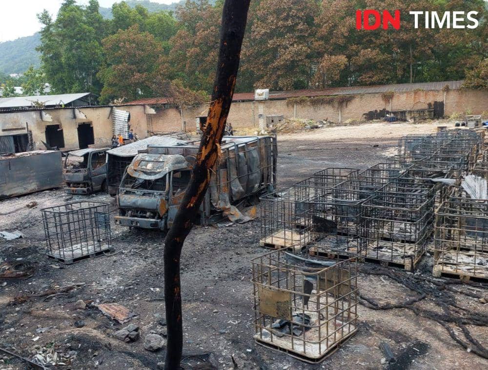 Puslabfor Polda Lampung olah TKP gudang menjadi tempat penimbunan BBM di Bandar Lampung. (IDN Times/Tama Yudha Wiguna).