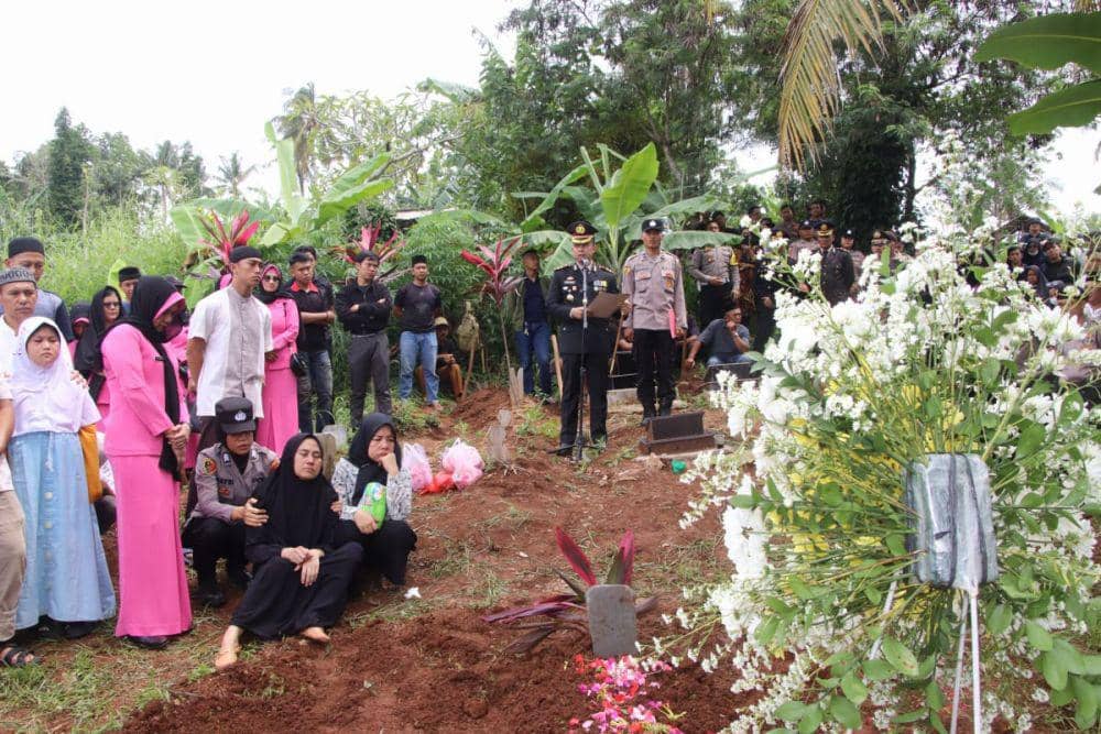 Prosesi pemakaman Bripda Naufal Rafiansyah di TPU Bukit Kemiling Permai. (Dok. Polres Pringsewu).
