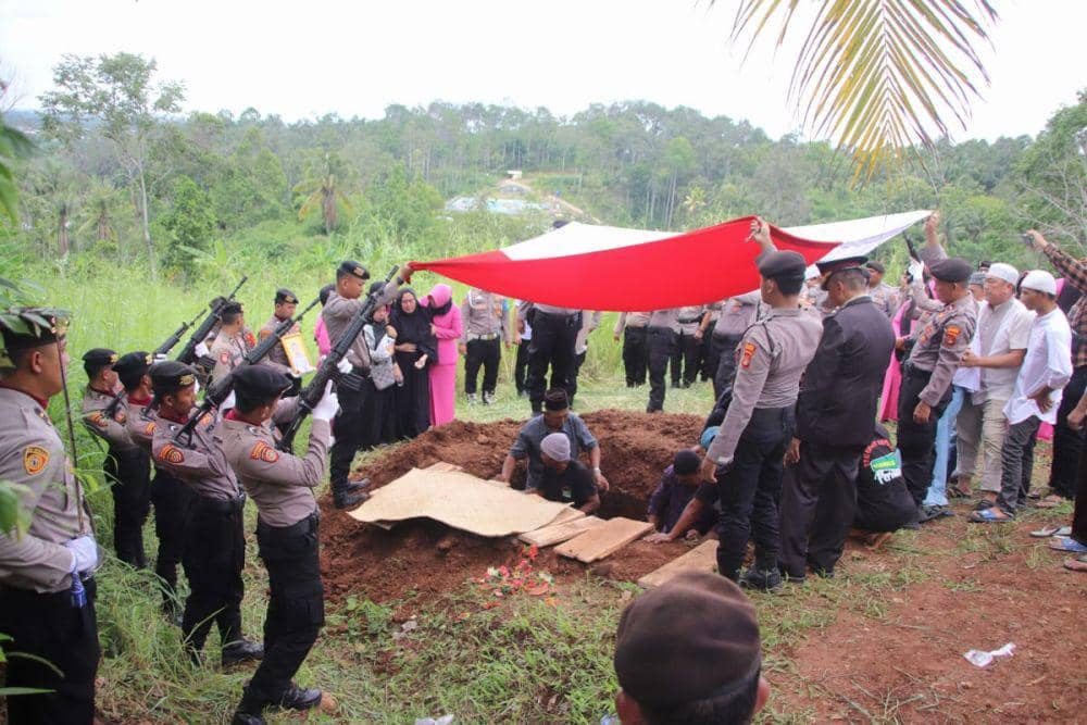 Prosesi pemakaman Bripda Naufal Rafiansyah di TPU Bukit Kemiling Permai. (Dok. Polres Pringsewu).