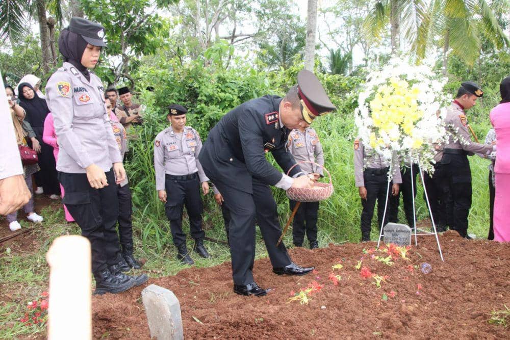 Prosesi pemakaman Bripda Naufal Rafiansyah di TPU Bukit Kemiling Permai. (Dok. Polres Pringsewu).