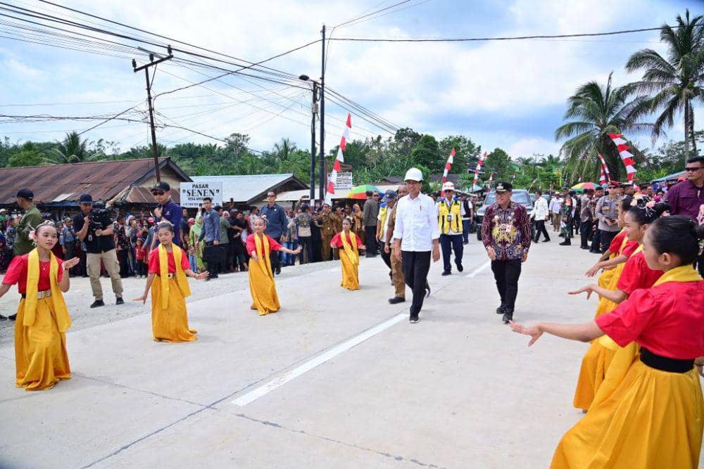 Presiden Jokowi Resmikan Inpres Jalan Daerah di Kalimantan Timur, Jumat (1/3/2024) (dok. Sekretariat Presiden)