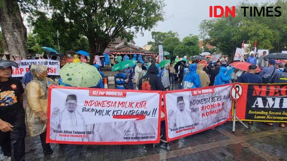 Demo tolak oligarki di Kota Solo. (IDN Times/Larasati Rey)