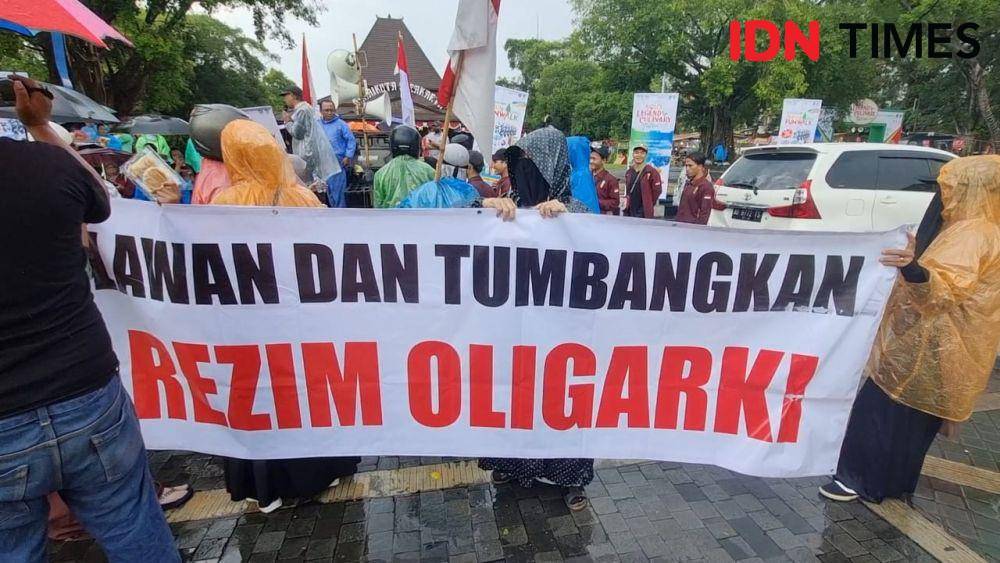 Demo tolak oligarki di Kota Solo. (IDN Times/Larasati Rey)