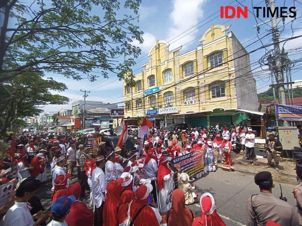 Aksi demo Aliansi Masyarakat Lampung Tolak Pemilu Curang di depan kantor KPU Provinsi Lampung, Jumat (1/3/2024). (IDN Times/Tama Yudha Wiguna).